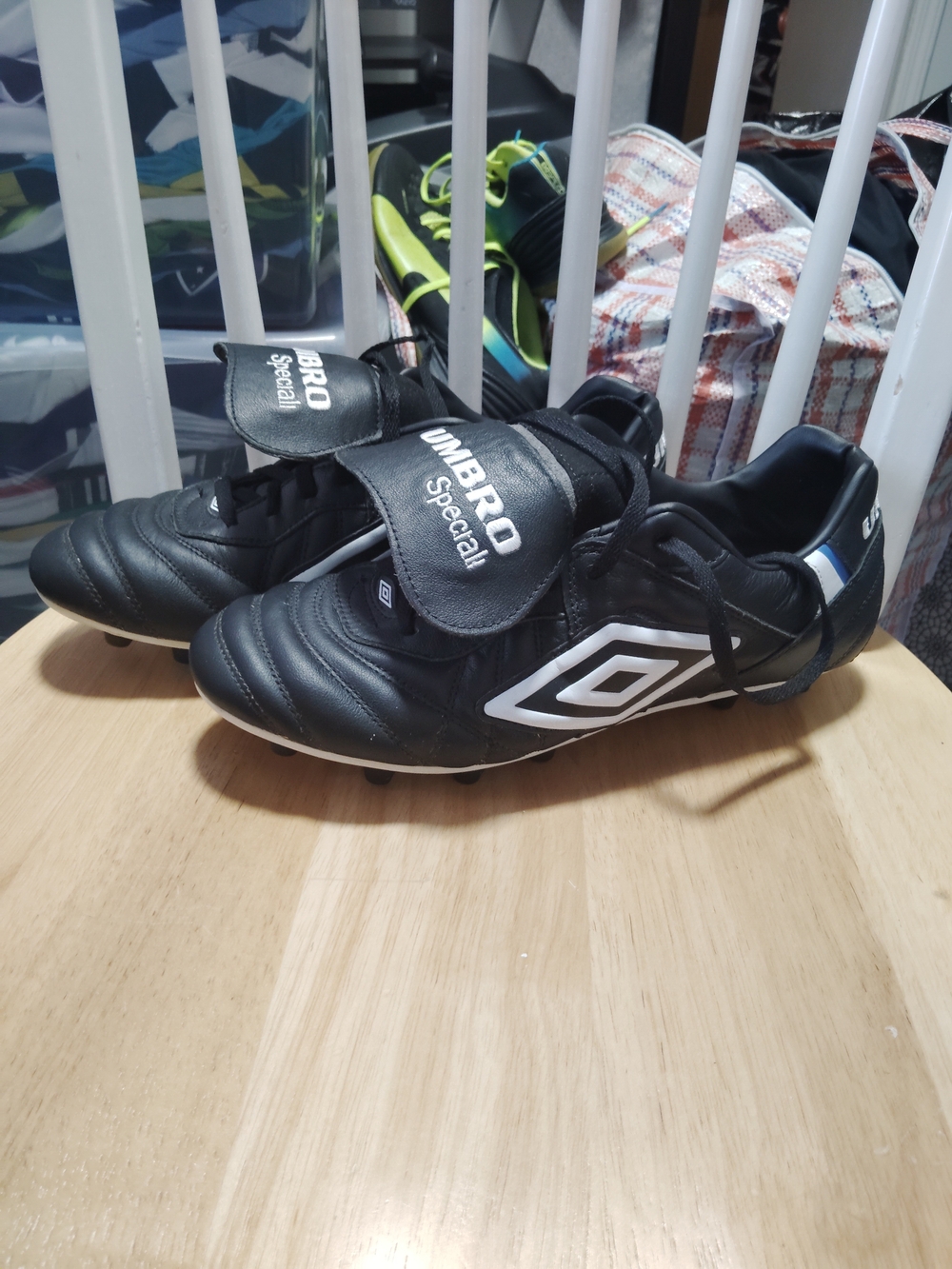 Umbro  Black and White Soccer Cleats Pure leather are classics